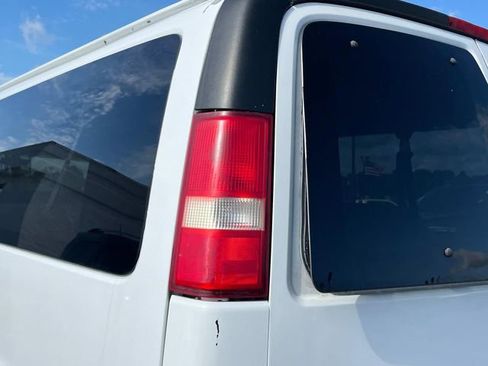 Used 2007 Chevrolet Express 3500 Extended Passenger RWD image 10