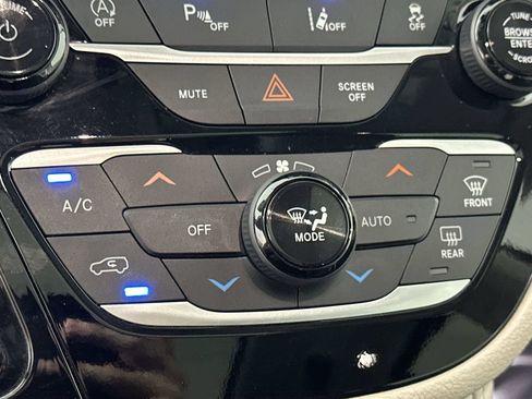 Used 2023 Chrysler Pacifica Limited FWD image 19