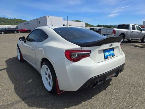 Used 2017 Toyota 86 RWD image 3