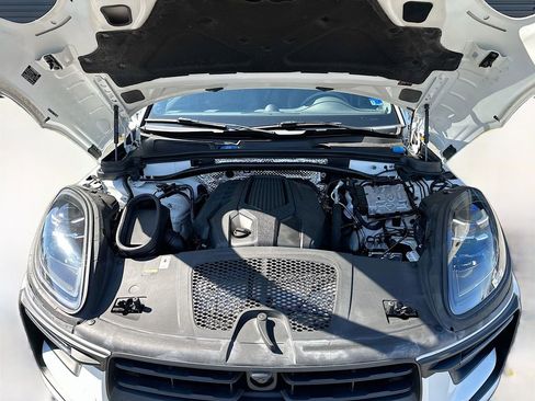 Certified 2023 Porsche Macan AWD/4WD image 32
