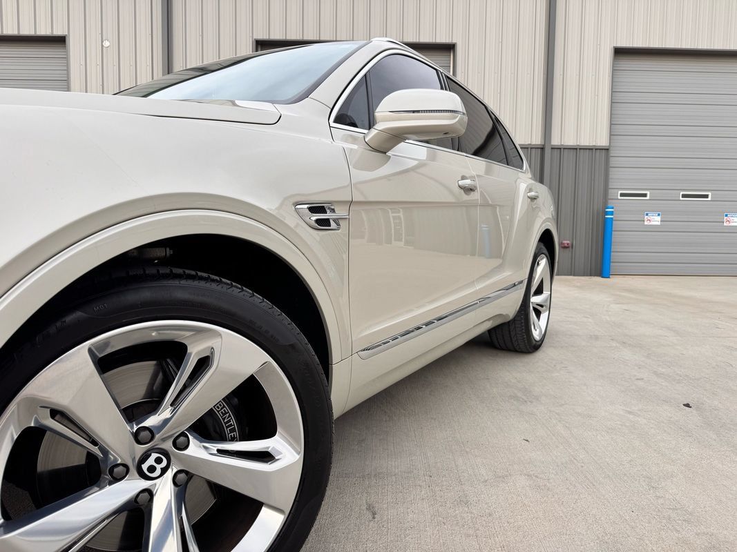 Used 2018 Bentley Bentayga AWD/4WD image 12