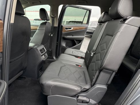 Used 2025 Volkswagen Atlas SE AWD/4WD image 17