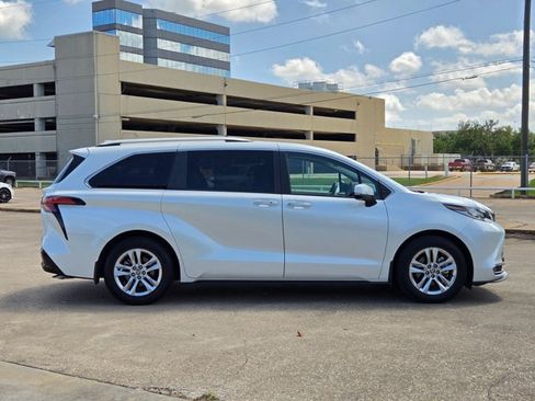 Used 2023 Toyota Sienna Limited AWD/4WD image 4