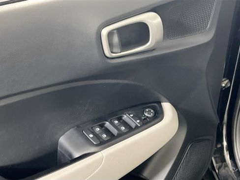 Used 2023 Hyundai Venue SEL image 17