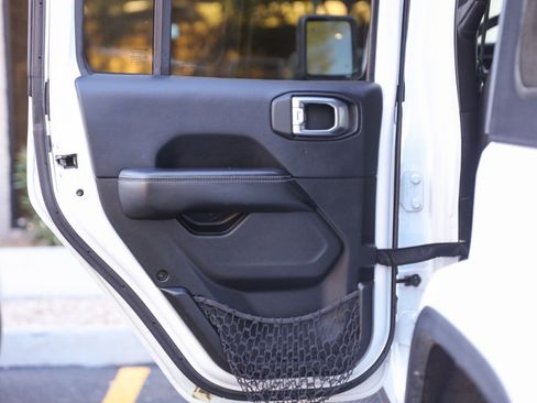 Used 2018 Jeep Wrangler Unlimited Sahara image 40