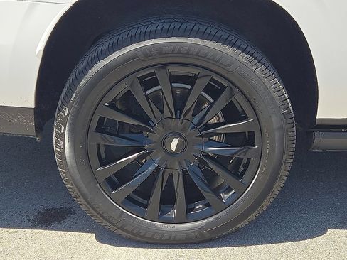 Used 2022 Cadillac Escalade ESV Premium Luxury w/ Performance Package AWD/4WD image 7