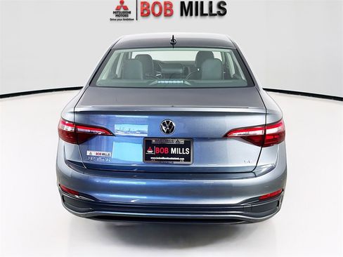 Used 2024 Volkswagen Jetta SE image 6