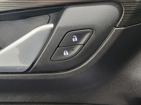 Used 2024 GMC Terrain SLT image 27