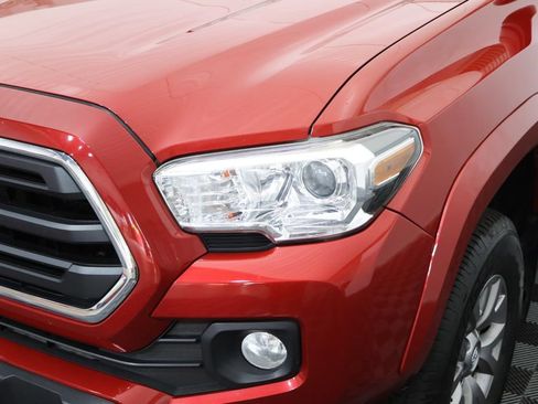 Used 2019 Toyota Tacoma SR5 AWD/4WD image 11