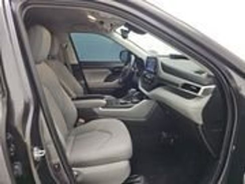 Used 2022 Toyota Highlander L image 7