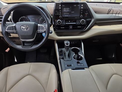 Used 2022 Toyota Highlander XLE FWD image 8