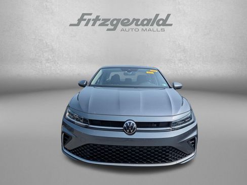 Used 2025 Volkswagen Jetta SE FWD image 2
