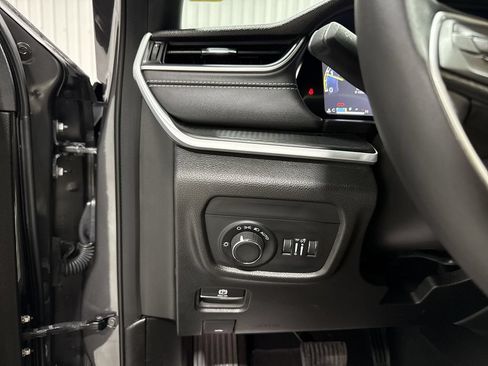 Used 2025 Jeep Grand Cherokee L Altitude AWD/4WD image 18