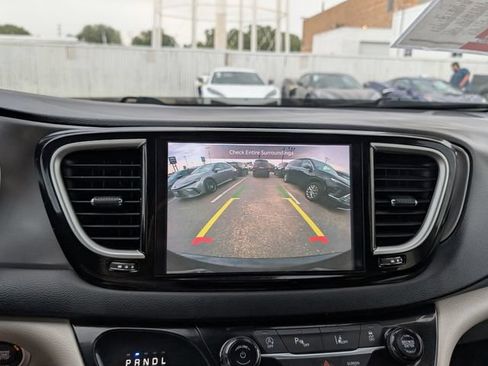 Used 2024 Chrysler Pacifica Touring-L FWD image 8
