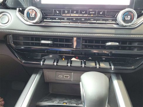 New 2024 Chevrolet Colorado LT w/ LT Convenience Package III image 18