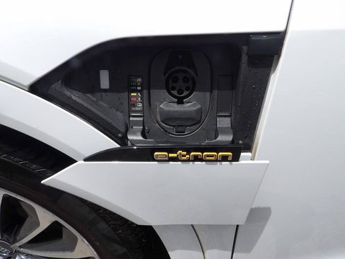 Used 2019 Audi e-tron Prestige w/ Prestige Package AWD/4WD image 7