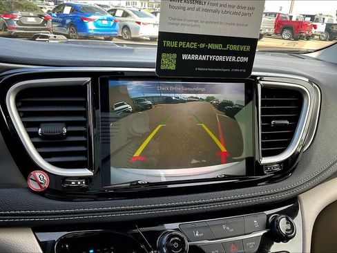 Used 2023 Chrysler Pacifica Touring-L FWD image 14