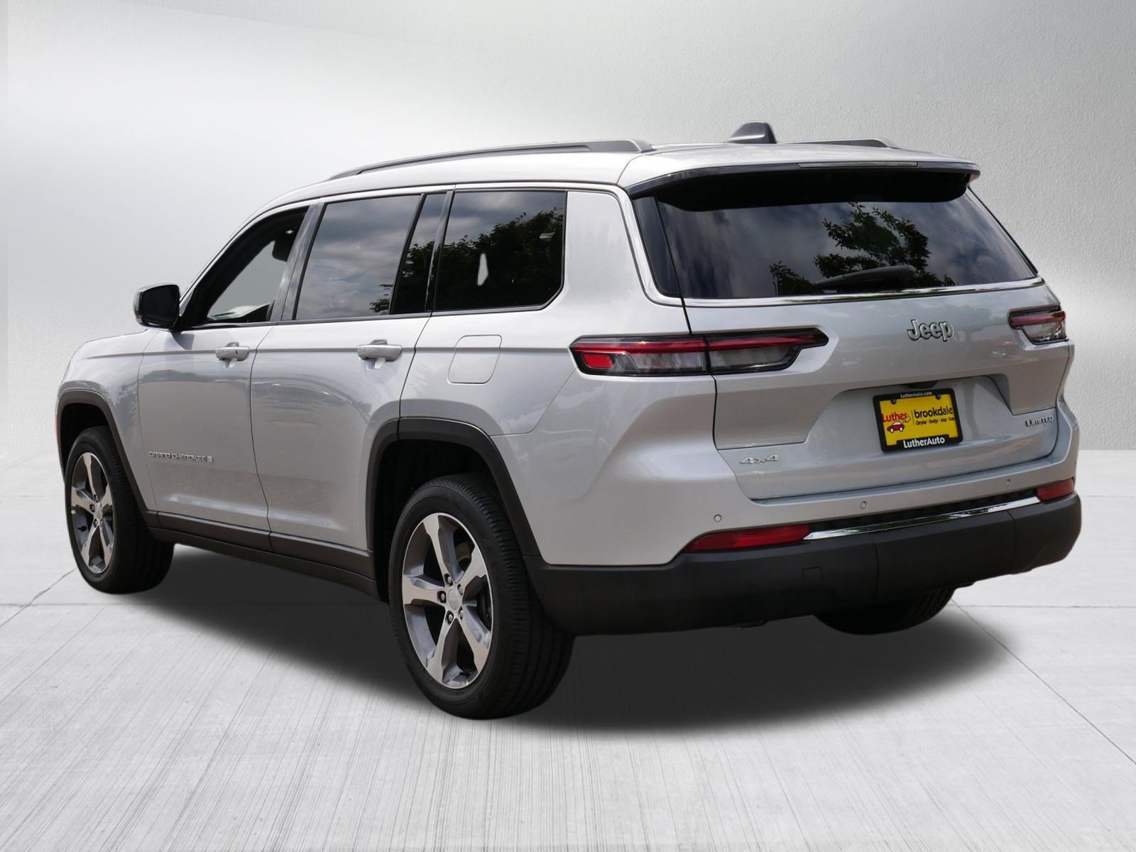 Used 2025 Jeep Grand Cherokee L Limited w/ Trailer Tow Package AWD/4WD image 5