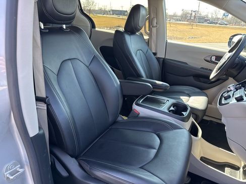 Used 2024 Chrysler Pacifica Touring-L FWD image 50