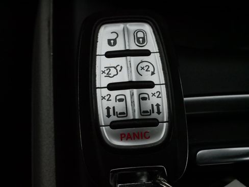 Used 2024 Chrysler Pacifica Touring-L image 32