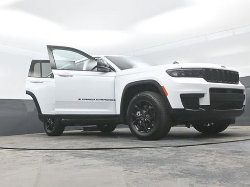 Used 2024 Jeep Grand Cherokee L Laredo AWD/4WD image 30