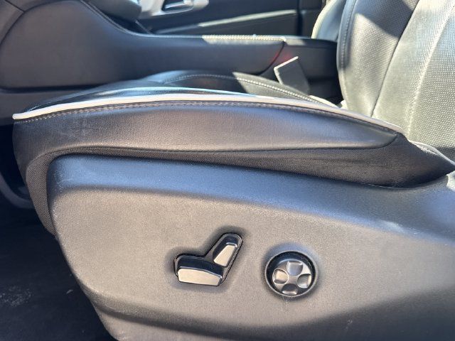 Used 2025 Chrysler Pacifica Limited FWD image 15