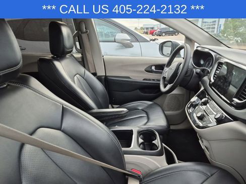 Used 2023 Chrysler Pacifica Touring-L image 27