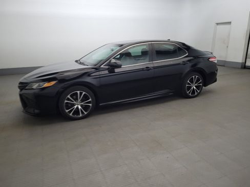 Used 2020 Toyota Camry SE image 2