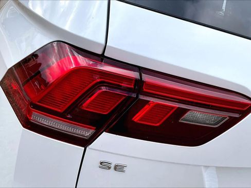 Used 2023 Volkswagen Tiguan SE w/ Panoramic Sunroof Package image 28