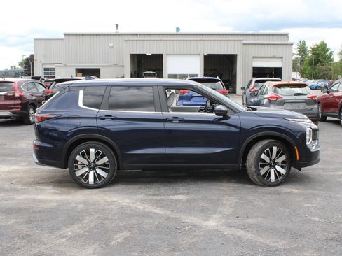 New 2025 Mitsubishi Outlander SE image 10