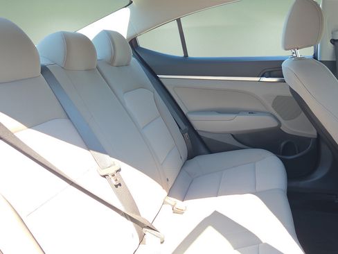 Used 2019 Hyundai Elantra SE FWD image 18