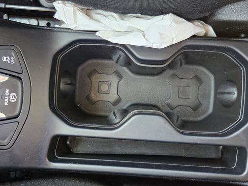 Used 2018 Jeep Renegade Latitude image 16