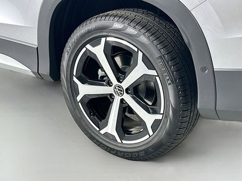 Certified 2025 Volkswagen Tiguan SE image 8