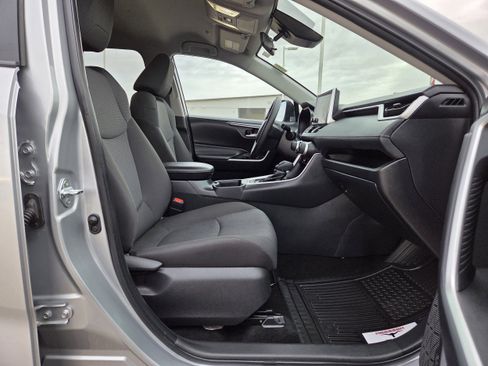 Used 2025 Toyota RAV4 XLE image 18