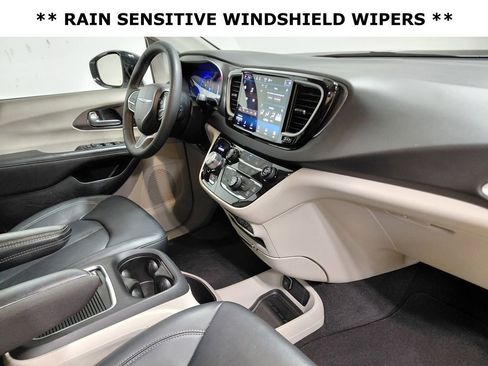 Certified 2024 Chrysler Pacifica Touring-L image 19