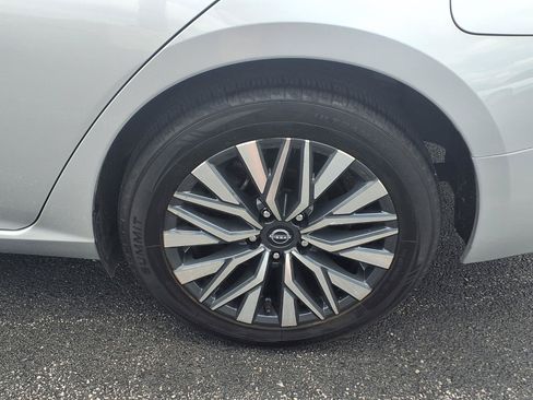 Used 2024 Nissan Altima 2.5 SV FWD image 9