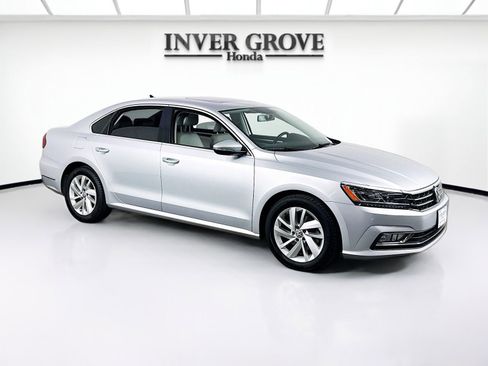 Used 2018 Volkswagen Passat 2.0T SE w/ SE Lighting Package FWD image 3