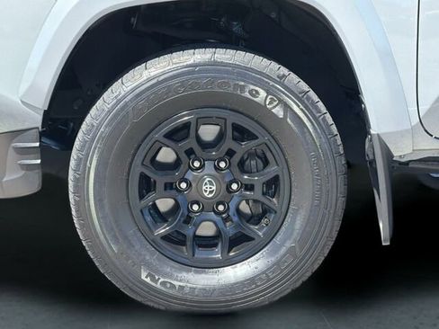 Used 2021 Toyota Tacoma SR5 AWD/4WD image 31