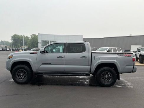 Used 2020 Toyota Tacoma TRD Sport w/ TRD Premium Sport Package AWD/4WD image 4