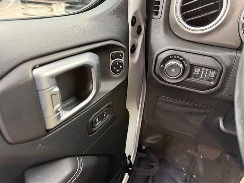 Used 2019 Jeep Wrangler Unlimited Sahara image 28