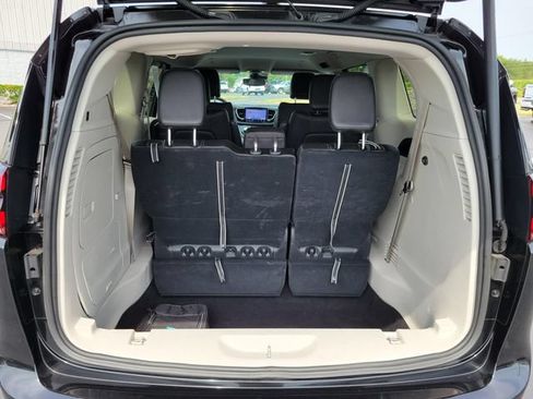 Used 2024 Chrysler Pacifica Limited FWD image 37
