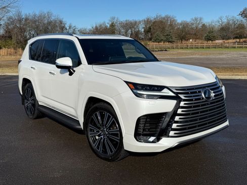 Used 2023 Lexus LX 600 4WD w/ Luxury Package image 1