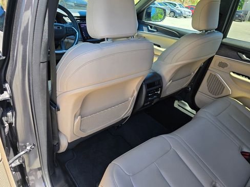Used 2025 Jeep Grand Cherokee Limited AWD/4WD image 26