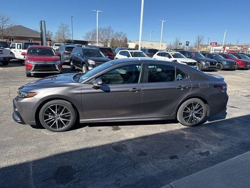 Used 2022 Toyota Camry SE image 4