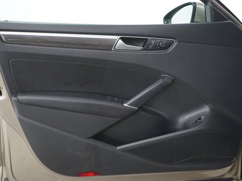 Used 2016 Volkswagen Passat 1.8T SE w/ Lighting Package (P06) image 17