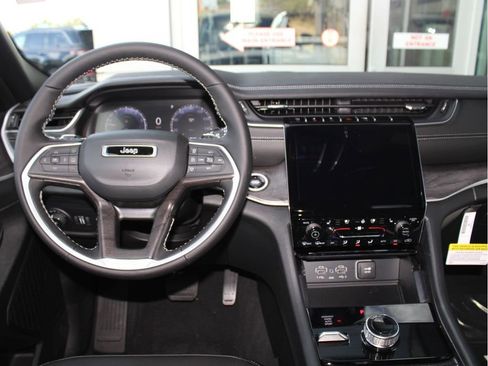 New 2025 Jeep Grand Cherokee Limited w/ Luxury Tech Group II image 24