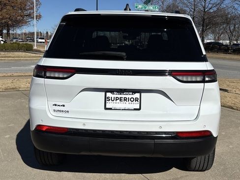 Used 2023 Jeep Grand Cherokee Altitude image 5