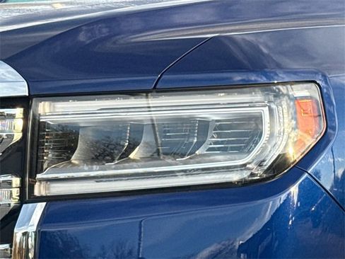 Used 2023 GMC Acadia SLE w/ Driver Convenience Package image 4