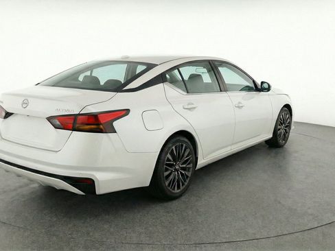 Used 2025 Nissan Altima 2.5 SV FWD image 9