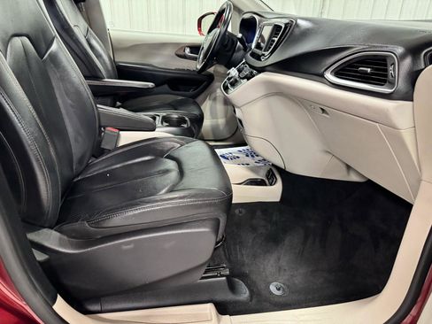 Used 2019 Chrysler Pacifica Touring-L image 8